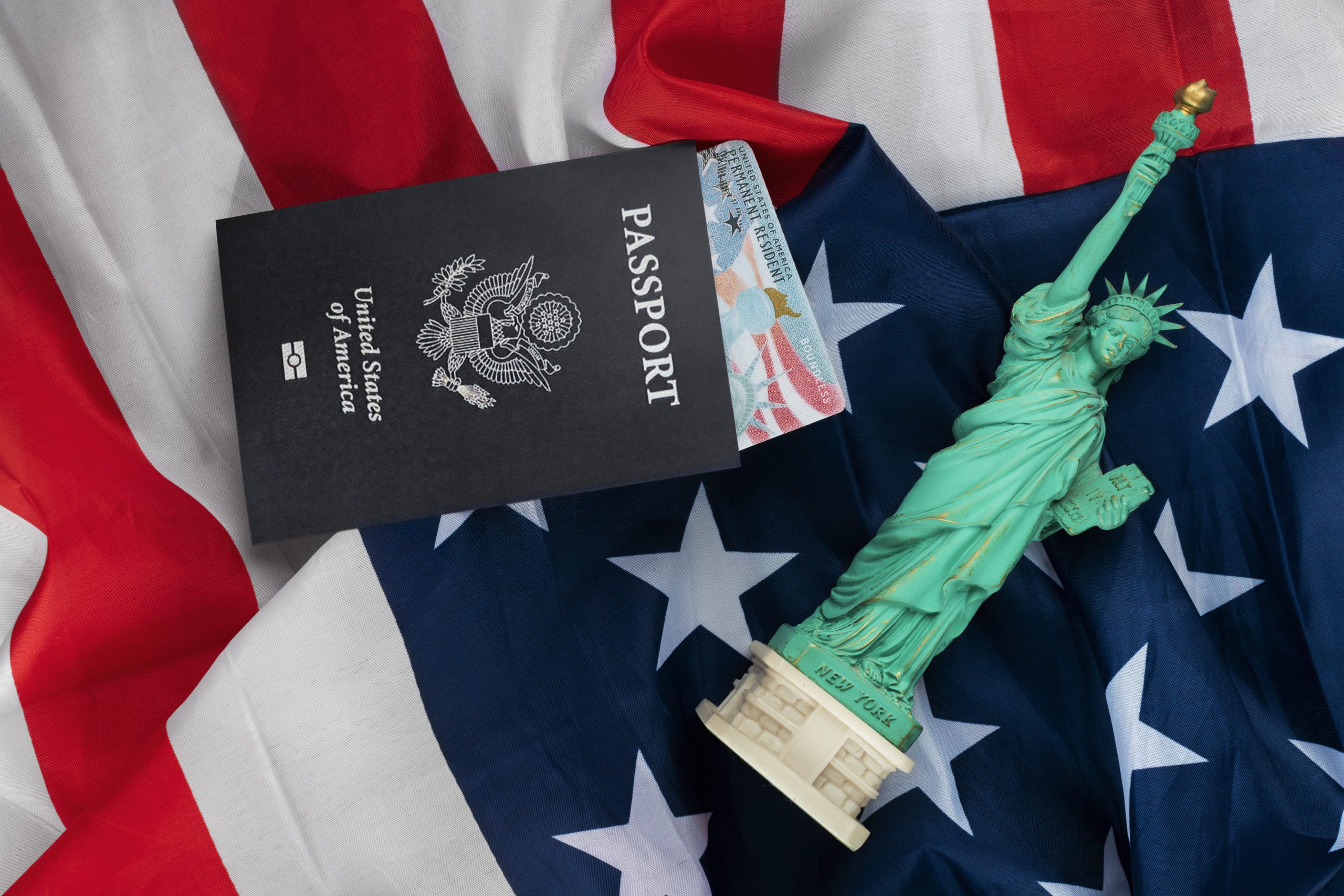 pasaporte de estados unidos, estatua de la libertad y bandera de estados unidos